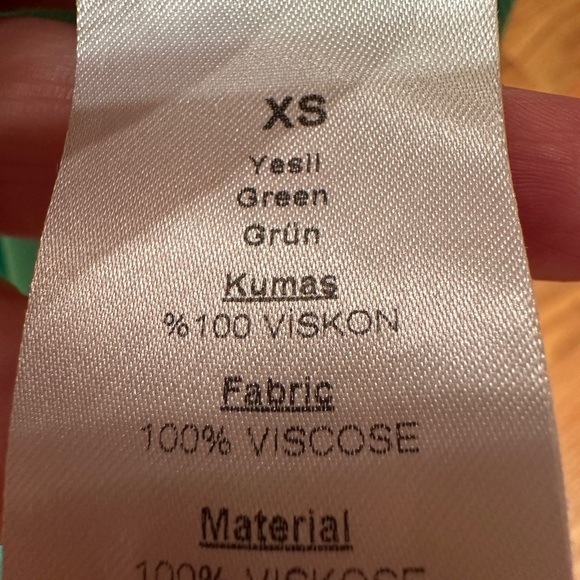 Striking shiny green viscose shirt top shirt blouse Dubai Mall brand. Size XS - Picture 6 of 13